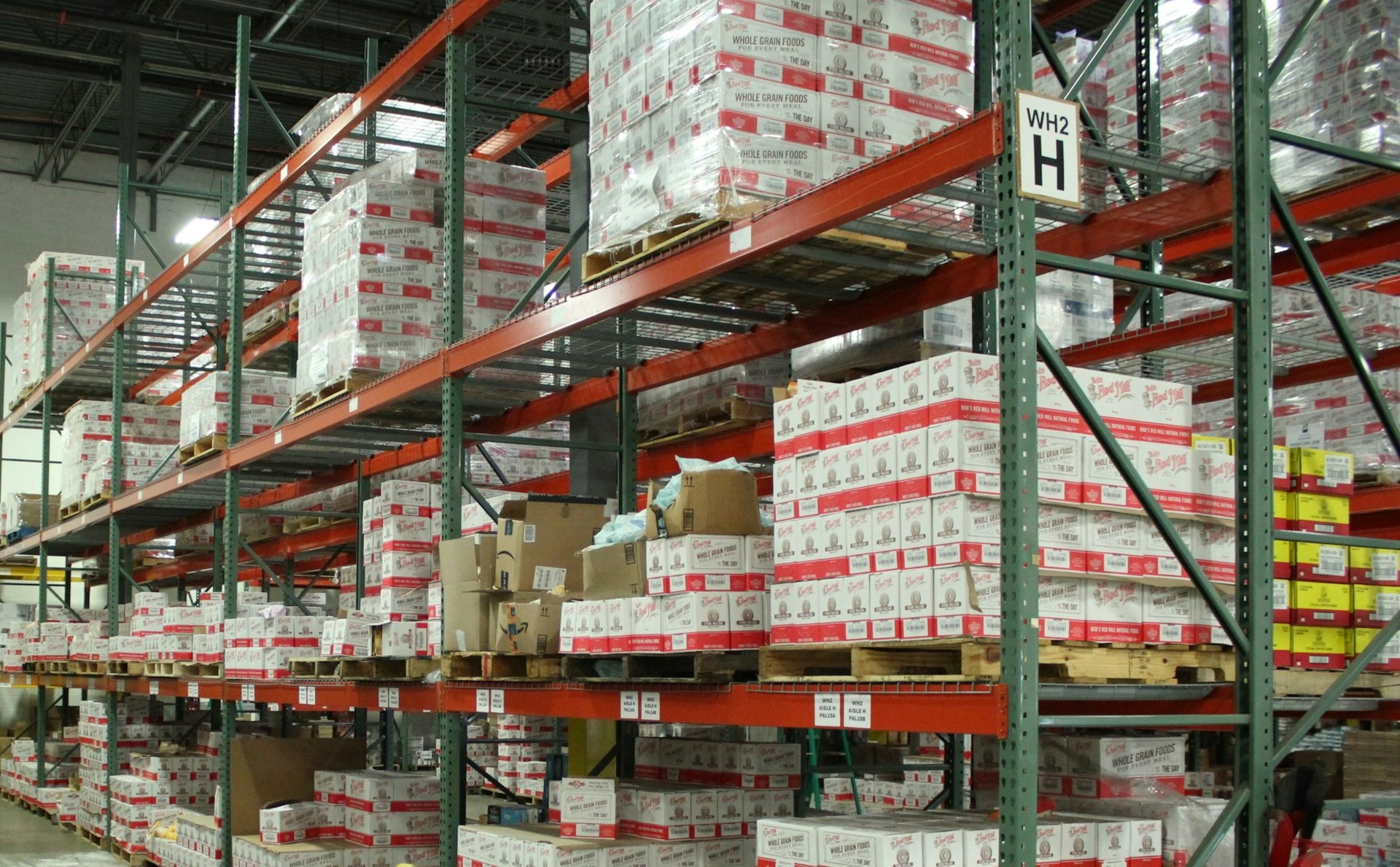 boîtes en carton blanches et rouges sur étagère
